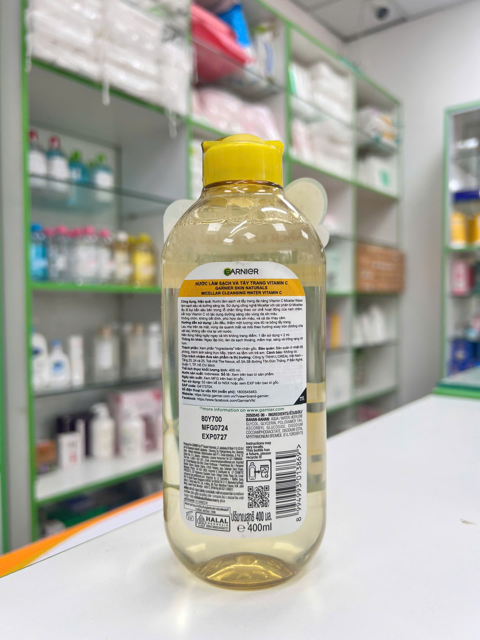 Nước Làm Sạch Và Tẩy Trang Vitamin C Garnier 400ml — mặt sau chai với thành phần và hướng dẫn sử dụng