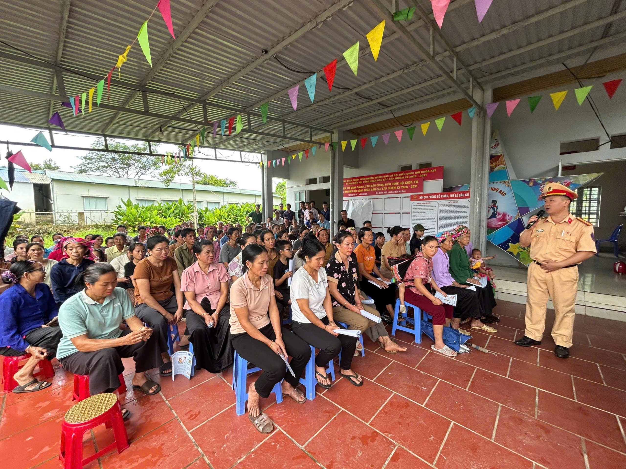 Phòng Cảnh sát giao thông Công an tỉnh Lai Châu tổ chức tuyên truyền pháp luật về trật tự, an toàn giao thông tại xã Bình Lư